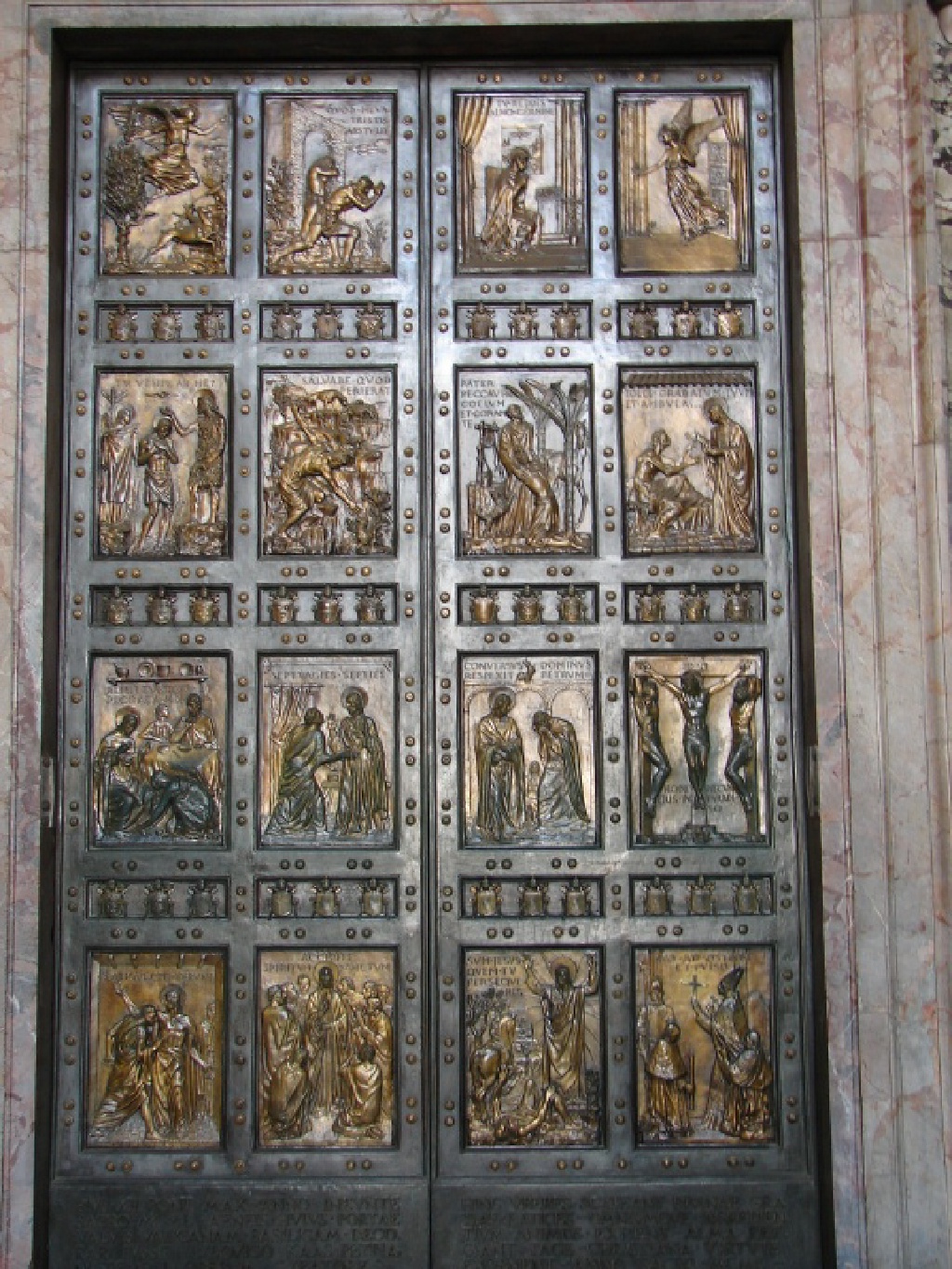 2008/03(March)/AroundTheWorld/Rome/1024x768_door only opened once each 25 years and only by Pope.jpg